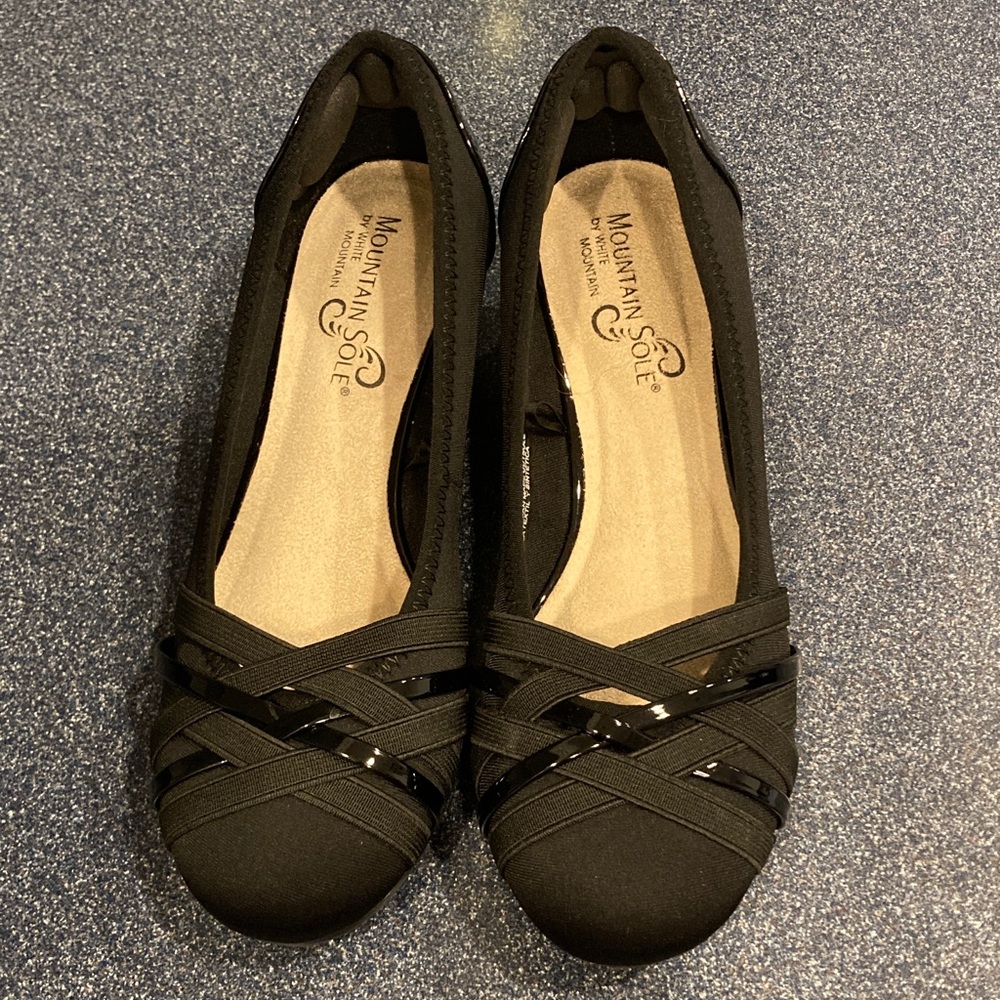 White Mountain Black Wedges with Crisscross Design size 7W